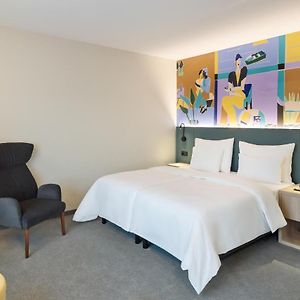 Zimmer mit Zugang für Rollstuhlfahrer mit Kingsize-Bett